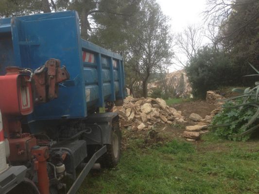 livraison de pierres sur toulon pour la recontuction d' un muret en pierres séches